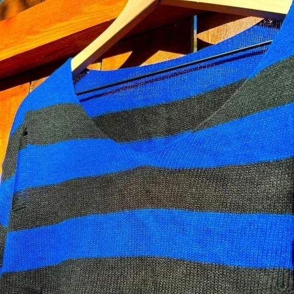 NWOT Blue and Black Distressed Crop Sweater Oversized - Size L - Picture 2 of 7